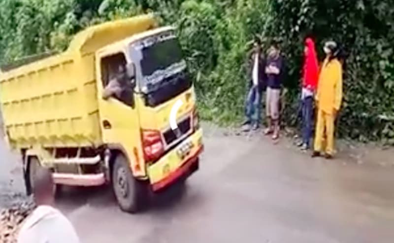 Video Tanjakan Ekstrim Batu Jomba Viral Hingga ke China Video Tanjakan Ekstrim Batu Jomba Viral Hingga ke China