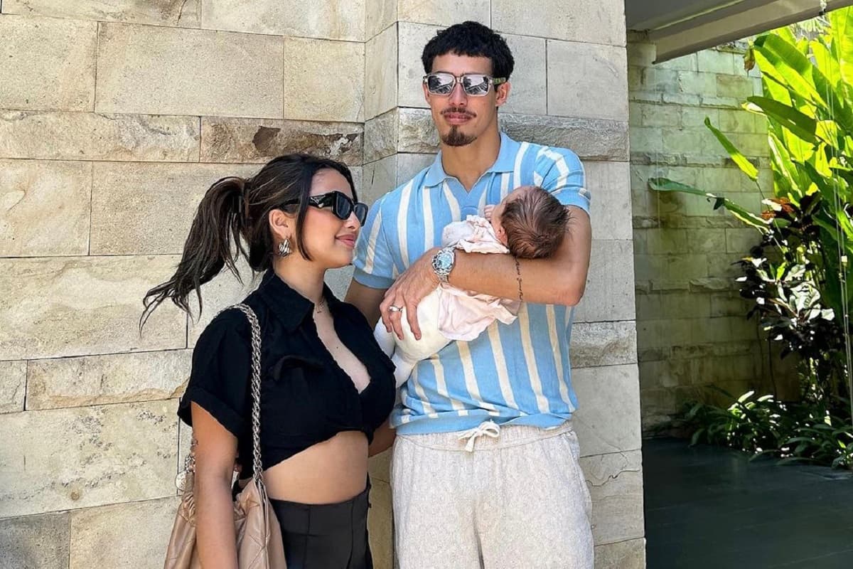 Jennifer Coppen Pamer Perut Ramping 2 Bulan setelah Melahirkan Jennifer Coppen Pamer Perut Ramping 2 Bulan setelah Melahirkan