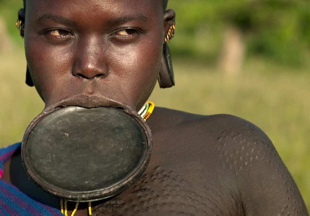 Kenapa Perempuan Suku Suri Menghiasi Bibir dengan Piringan Tanah Liat? Kenapa Perempuan Suku Suri Menghiasi Bibir dengan Piringan Tanah Liat?