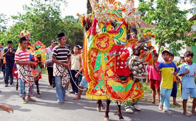 5 Kesenian Khas Jember Kota Asal Istri Mahfud MD, Nomor 3 Pemainnya Bisa Kesurupan! 5 Kesenian Khas Jember Kota Asal Istri Mahfud MD, Nomor 3 Pemainnya Bisa Kesurupan!