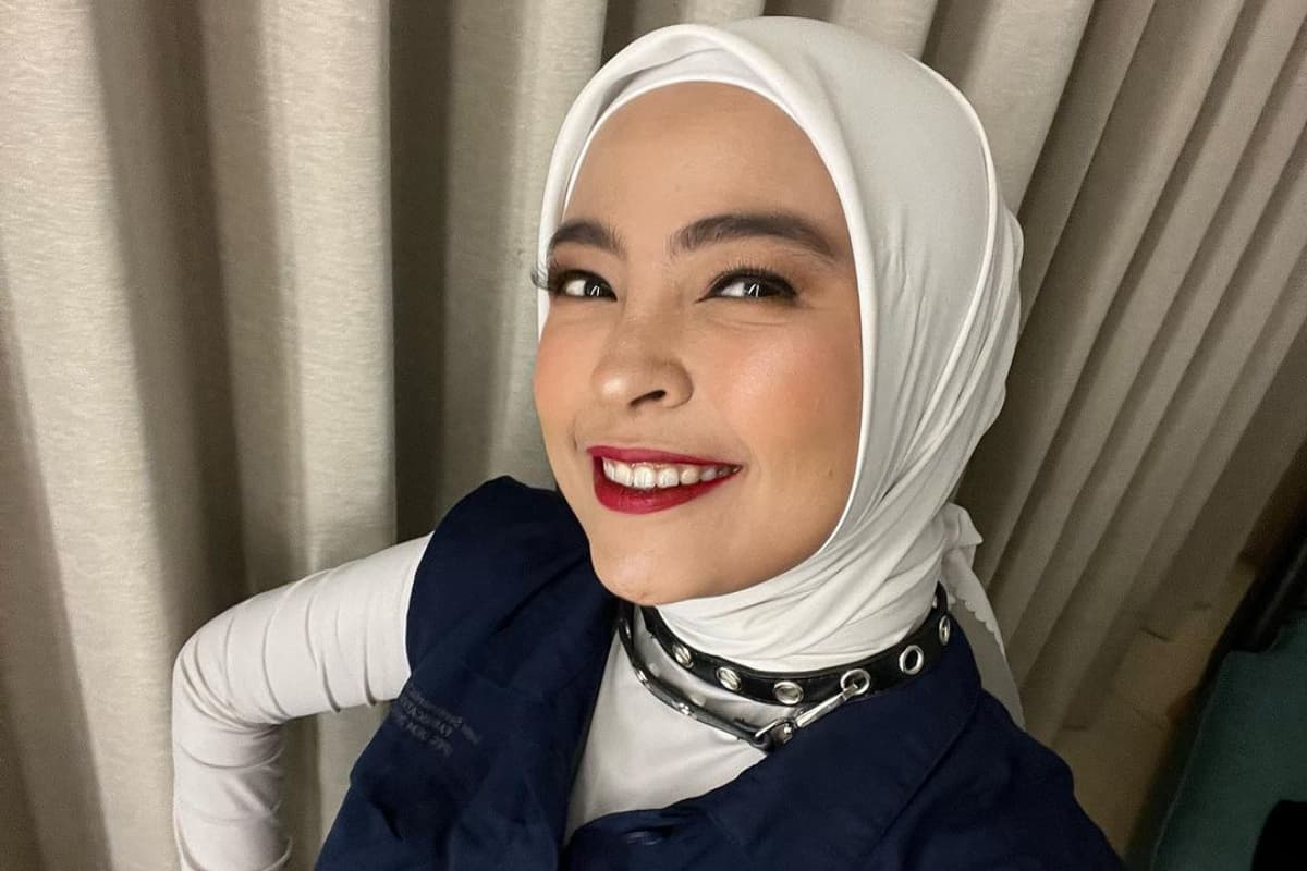 Adik Tantri Kotak Kecelakaan Motor dan Nyaris Terlindas Truk Adik Tantri Kotak Kecelakaan Motor dan Nyaris Terlindas Truk