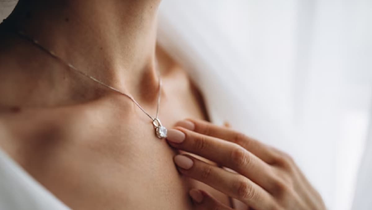 5 Panduan <i>Mix</i> <i>and</i> <i>Match</i> Kalung Sesuai Bentuk Garis Leher 5 Panduan <i>Mix</i> <i>and</i> <i>Match</i> Kalung Sesuai Bentuk Garis Leher