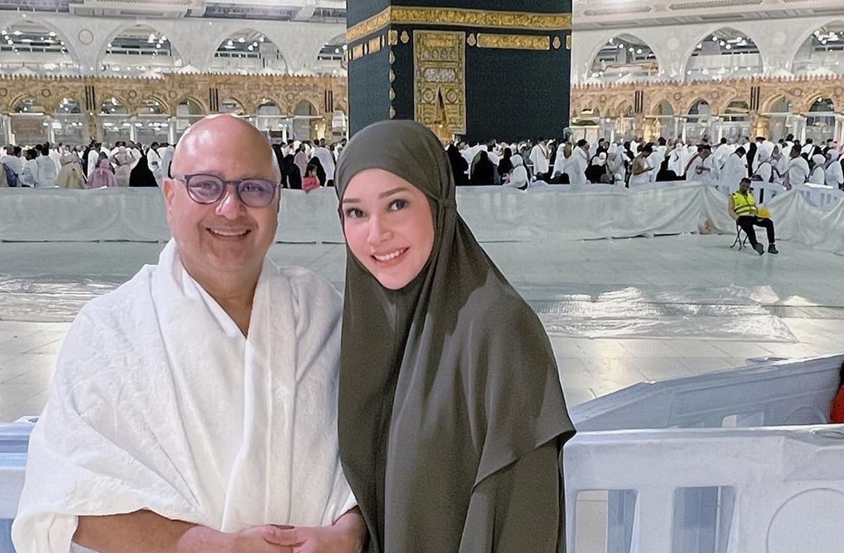 So Sweet, Maia Estianty dan Iwan Mussry Rayakan Ulang Tahun Pernikahan ke-5 di Tanah Suci So Sweet, Maia Estianty dan Iwan Mussry Rayakan Ulang Tahun Pernikahan ke-5 di Tanah Suci