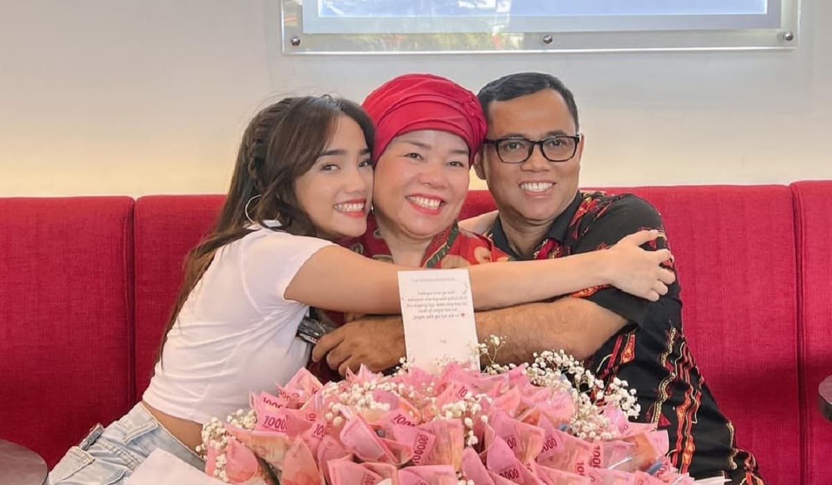 Fuji Ultah Ke-21, Ibunda: Semoga Bisa Kuliah Lagi Fuji Ultah Ke-21, Ibunda: Semoga Bisa Kuliah Lagi