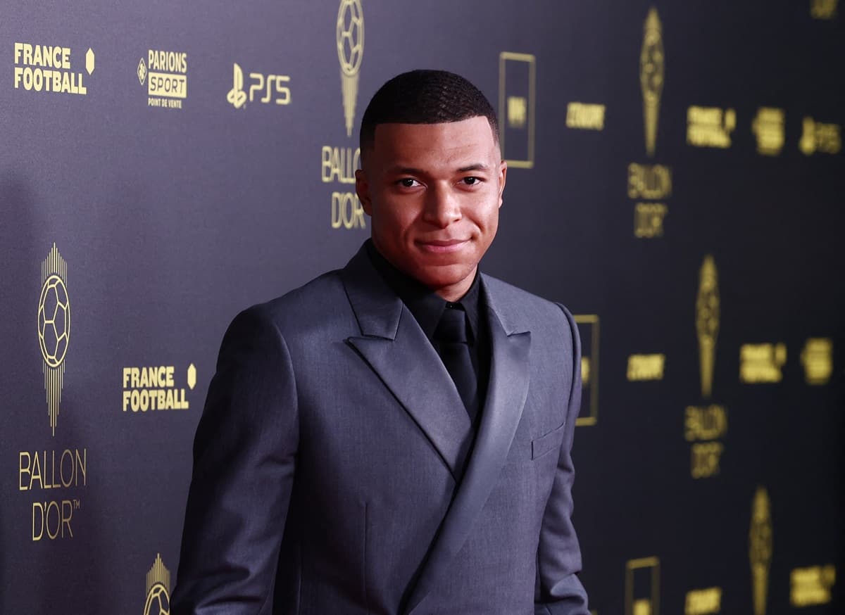 Kode Misterius Kylian Mbappe ke Fans Real Madrid Usai Acara Ballon d`Or 2023 Kode Misterius Kylian Mbappe ke Fans Real Madrid Usai Acara Ballon d`Or 2023