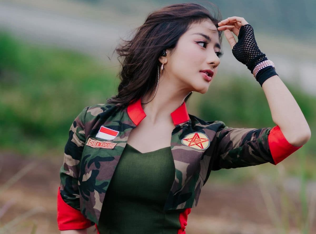 Potret Ghea Youbi Pakai Baju Hijau Army, Bikin Mata Pria Sulit Berpaling Potret Ghea Youbi Pakai Baju Hijau Army, Bikin Mata Pria Sulit Berpaling