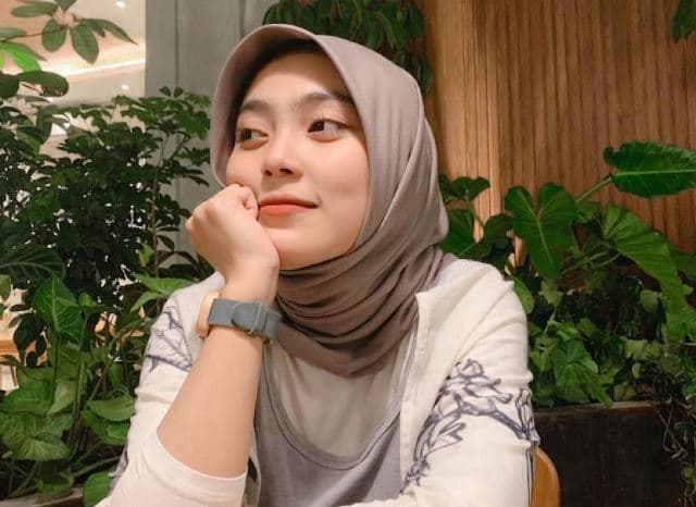 3 Gaya Hijab Cantik Kak Nisa Kinderflix yang Viral Usai Dapat Komentar Pelecehan 3 Gaya Hijab Cantik Kak Nisa Kinderflix yang Viral Usai Dapat Komentar Pelecehan