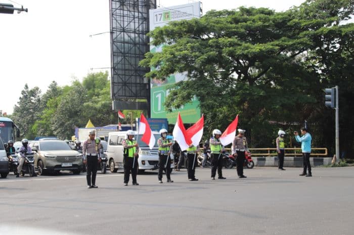 Hari Pahlawan, Polantas dan Pengguna Jalan di Simpang Sentul Bogor Mengheningkan Cipta 60 Detik Hari Pahlawan, Polantas dan Pengguna Jalan di Simpang Sentul Bogor Mengheningkan Cipta 60 Detik