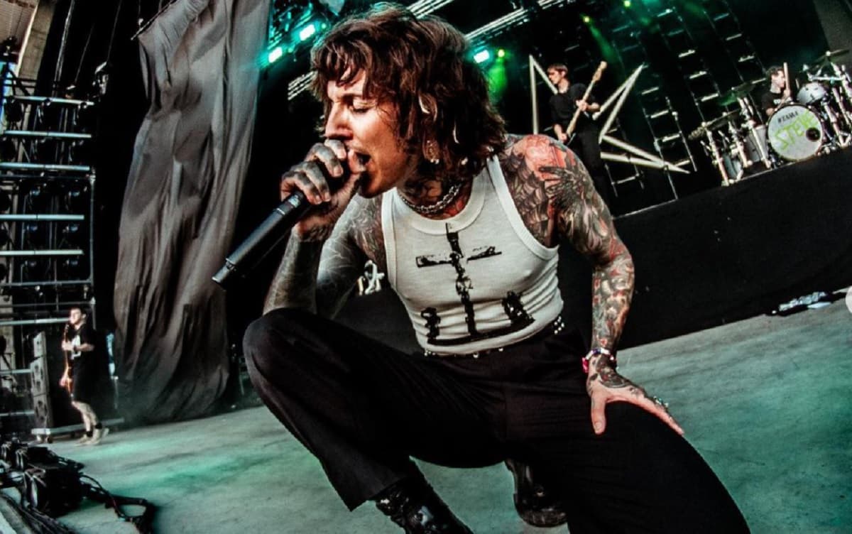 Potret Airport Fashion Oli Sykes Vokalis BMTH Siap Liburan ke Bali Potret Airport Fashion Oli Sykes Vokalis BMTH Siap Liburan ke Bali