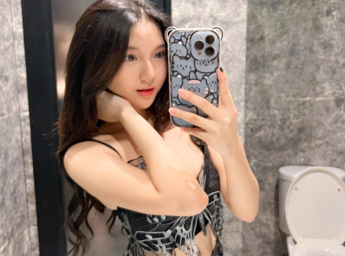 6 Potret Sarah Violid Mirror Selfie di Toilet, Gayanya Imut banget 6 Potret Sarah Violid Mirror Selfie di Toilet, Gayanya Imut banget