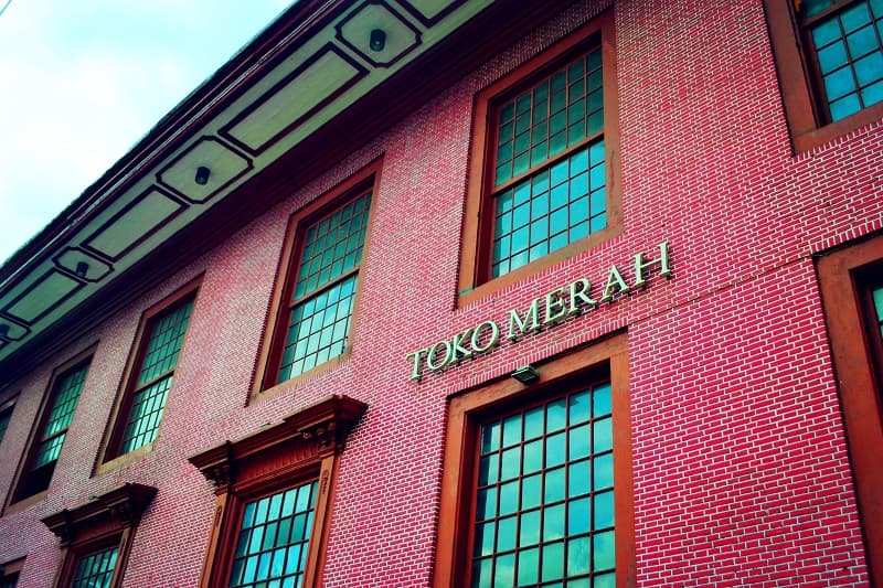 Kisah Toko Merah Kota Tua, Tempat Pembantaian yang Disulap Jadi Kafe Estetik Kisah Toko Merah Kota Tua, Tempat Pembantaian yang Disulap Jadi Kafe Estetik