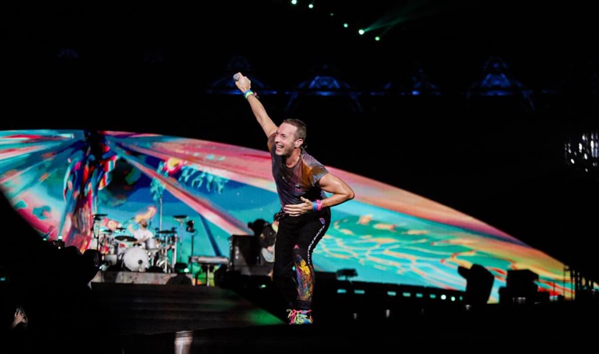 Chris Martin Pakai Baju Tie-Dye Keberuntungan di Konser Coldplay Jakarta