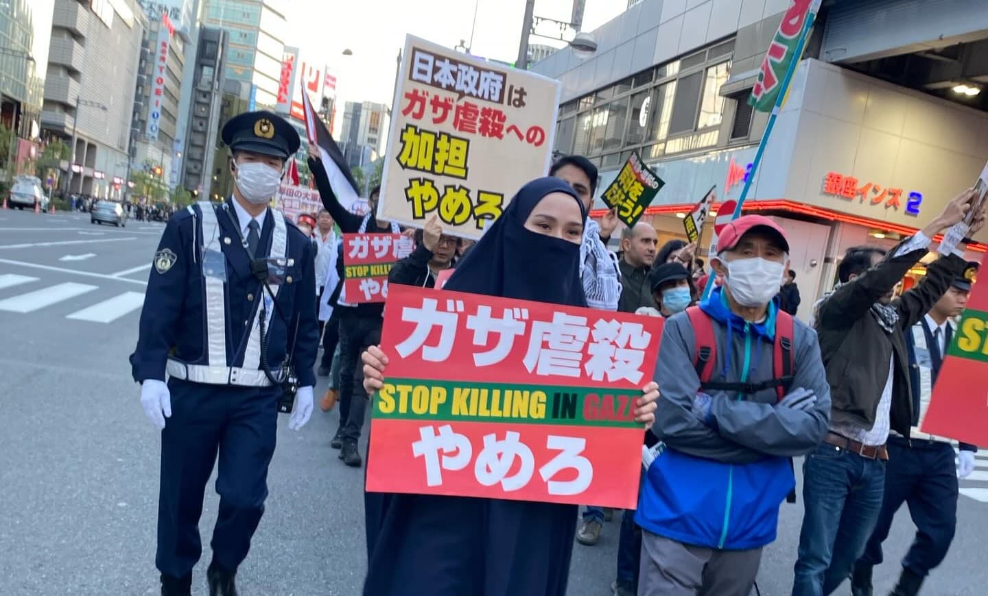 Liburan ke Jepang, Zaskia Adya Mecca Mendadak Unjuk Rasa Dukung Palestina