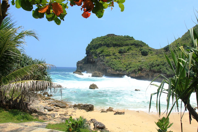 Mengulik Hubungan Ratu Kidul: Nyi Blorong dan Nyi Roro Kidul Mengulik Hubungan Ratu Kidul: Nyi Blorong dan Nyi Roro Kidul