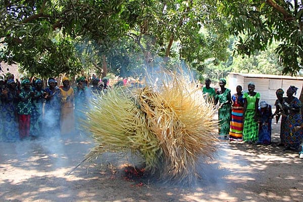 Mengenal Kumpo, Tarian Boneka Jerami yang Menari Sendiri dengan Kekuatan Mistis Mengenal Kumpo, Tarian Boneka Jerami yang Menari Sendiri dengan Kekuatan Mistis