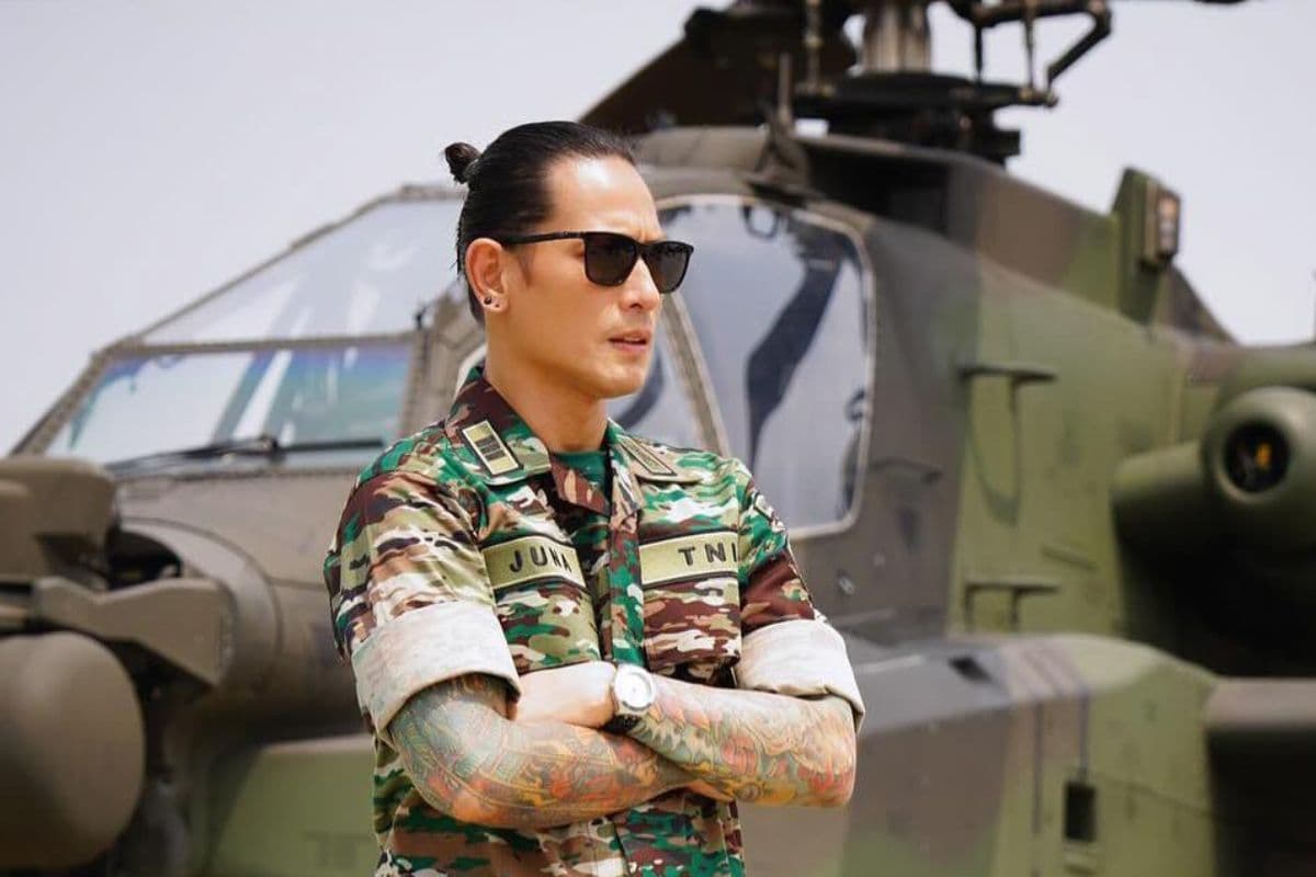 5 Potret Chef Juna Pakai Seragam Tentara, Duda Ganteng Bikin Resah 5 Potret Chef Juna Pakai Seragam Tentara, Duda Ganteng Bikin Resah