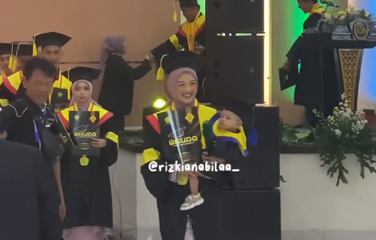 Viral Ibu Muda Wisuda Sambil Gendong Anak, Netizen Ikut Bangga! Viral Ibu Muda Wisuda Sambil Gendong Anak, Netizen Ikut Bangga!