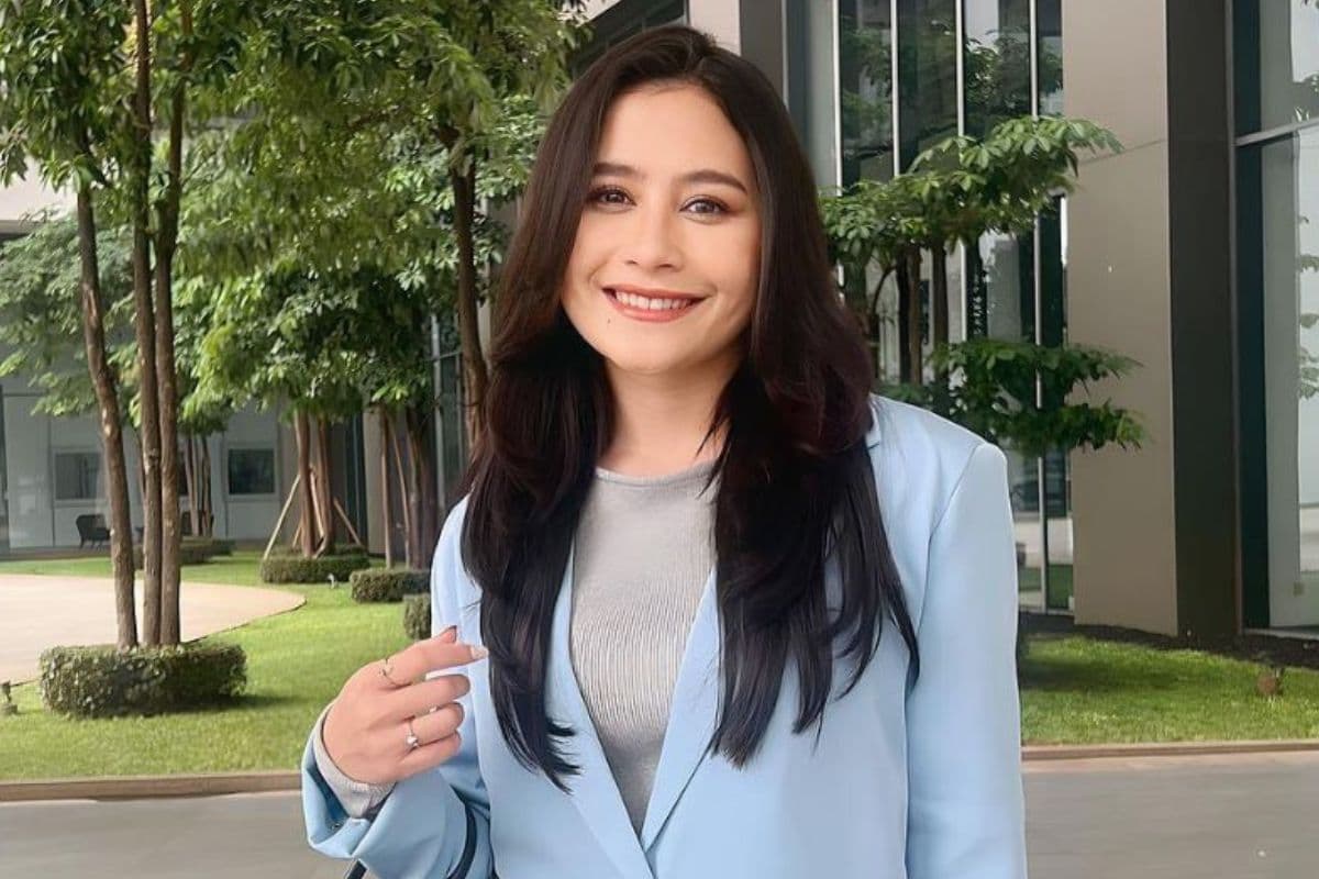 Gaya Prilly Latuconsina Pakai Outfit Formal, Siap untuk Kerja Gaya Prilly Latuconsina Pakai Outfit Formal, Siap untuk Kerja