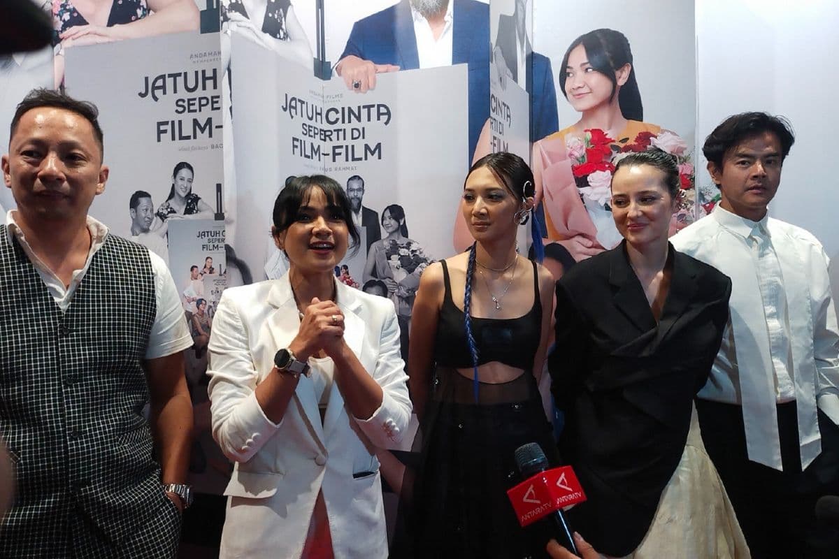 Bertabur Bintang di Jatuh Cinta Seperti di Film-film, dari Nirina Zubir hingga Julia Estelle Bertabur Bintang di Jatuh Cinta Seperti di Film-film, dari Nirina Zubir hingga Julia Estelle