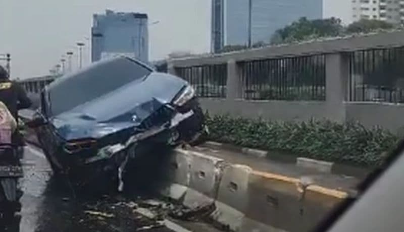 Mobil Sedan Alami Kecelakaan Tunggal di Depan Gedung DPR Mobil Sedan Alami Kecelakaan Tunggal di Depan Gedung DPR