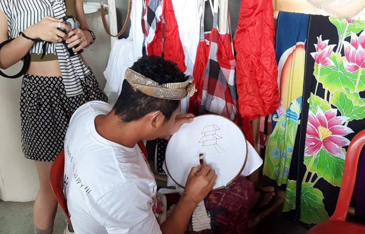 Mengenal Batik Bali yang Punya Ciri Khas Warna Cerah Mengenal Batik Bali yang Punya Ciri Khas Warna Cerah