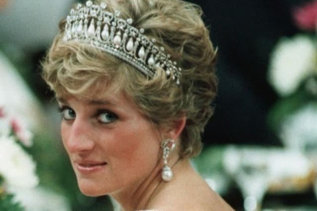Baju Tunangan Putri Diana dengan King Charles Dilelang, Diperkirakan Tembus Rp1,5 Miliar