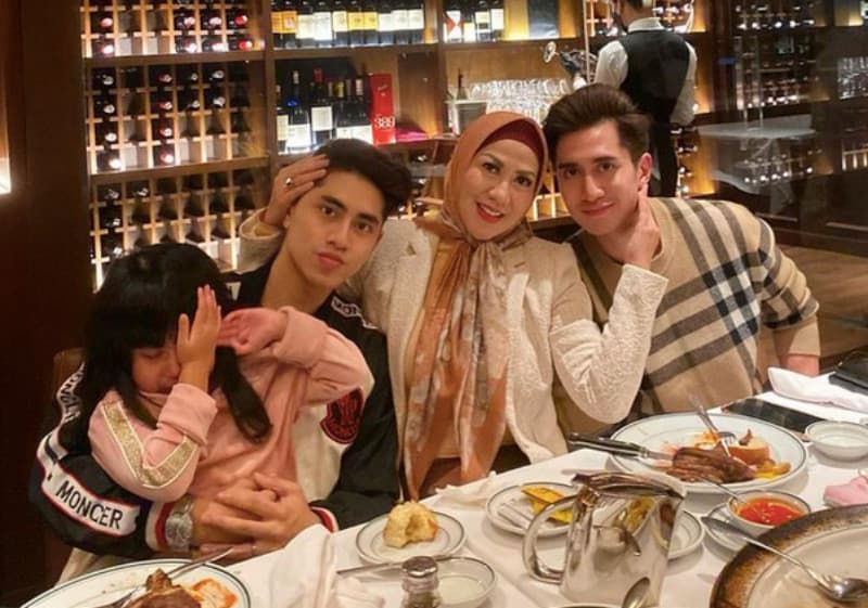 Cerita Venna Melinda Umrah Bareng 3 Buah Hatinya Cerita Venna Melinda Umrah Bareng 3 Buah Hatinya