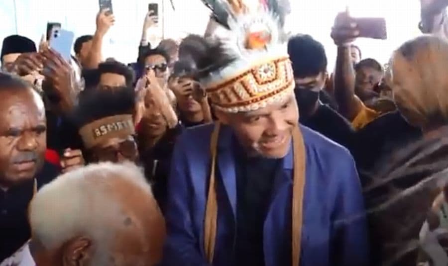 Ganjar Pranowo Diberikan Mahkota hingga Disambut Tarian Suku Asmat saat Kampanye di Merauke Ganjar Pranowo Diberikan Mahkota hingga Disambut Tarian Suku Asmat saat Kampanye di Merauke