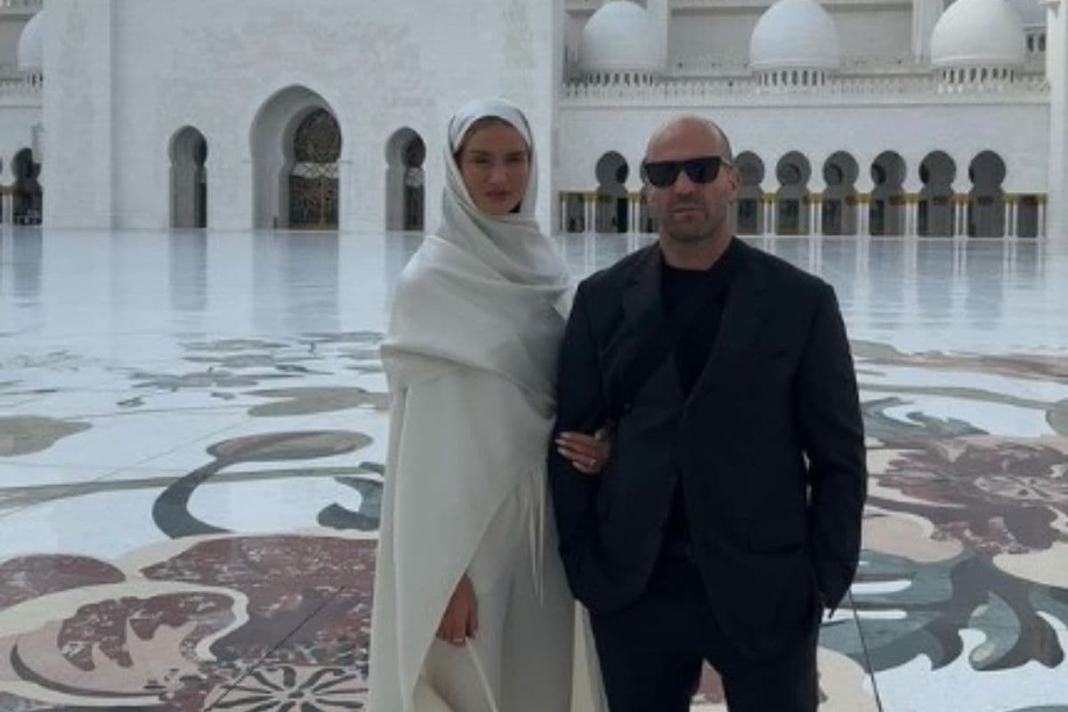 Jason Statham Kunjungi Abu Dhabi, Penampilan Rosie Huntington-Whiteley sang Istri Jadi Sorotan Netizen: Masya Allah Jason Statham Kunjungi Abu Dhabi, Penampilan Rosie Huntington-Whiteley sang Istri Jadi Sorotan Netizen: Masya Allah