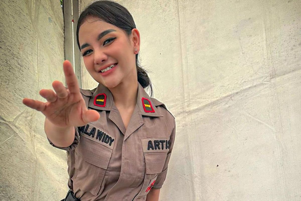 Potret Cantik Lala Widy Pakai Baju Polisi, Ngaku Pernah Pakai Susuk demi Karier Potret Cantik Lala Widy Pakai Baju Polisi, Ngaku Pernah Pakai Susuk demi Karier