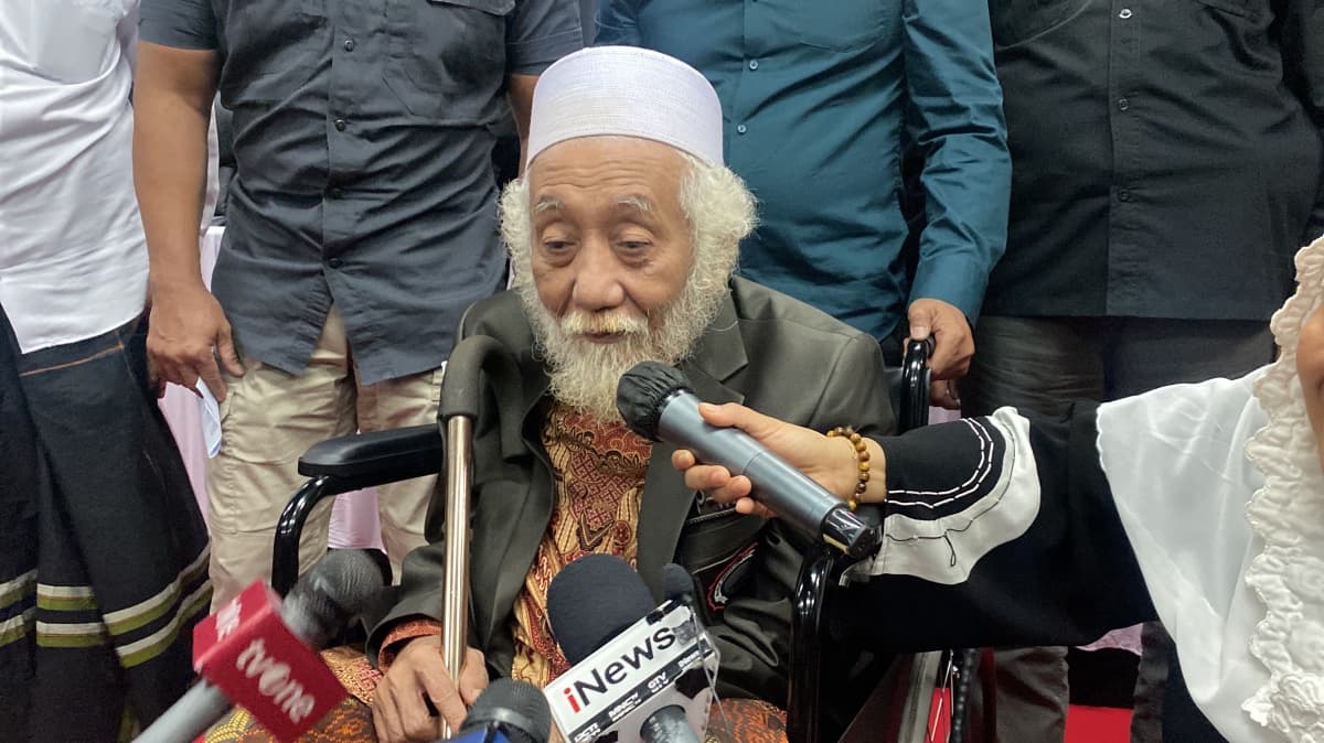 Usai Terima Kunjungan Gibran, Abuya Muhtadi Tetap Serukan Warga Banten Pilih Ganjar-Mahfud Usai Terima Kunjungan Gibran, Abuya Muhtadi Tetap Serukan Warga Banten Pilih Ganjar-Mahfud