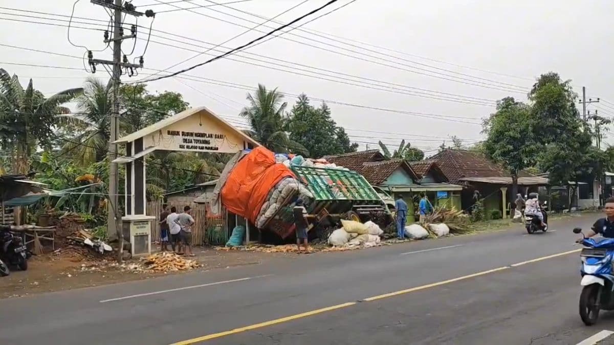 Truk Pengangkut Kapuk Oleng, Tabrak Pohon Kelapa hingga Warung Kopi Truk Pengangkut Kapuk Oleng, Tabrak Pohon Kelapa hingga Warung Kopi