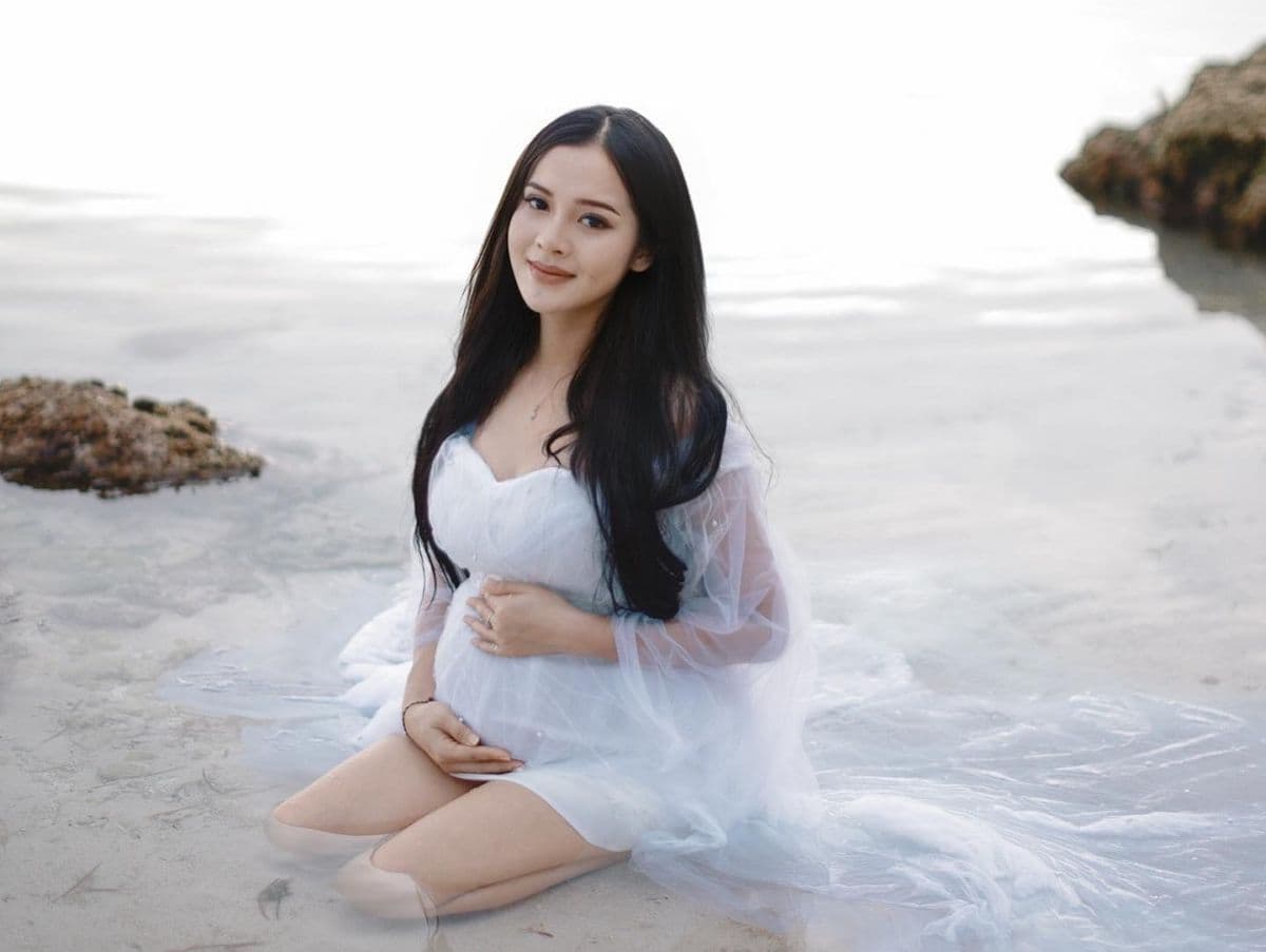 Potret Istri Denny Caknan, Bella Bonita Maternity Shoot di Pantai Cantik Gak Ada Obat Potret Istri Denny Caknan, Bella Bonita Maternity Shoot di Pantai Cantik Gak Ada Obat