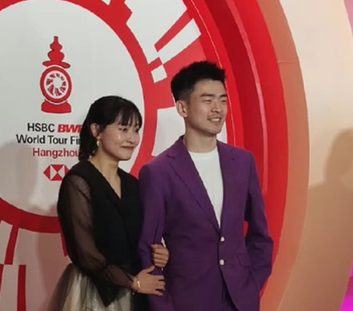 Momen Zheng Siwei Gandeng Chae Yu-jung di Gala Dinner BWF World Tour Finals 2023, Netizen: Kirain Istrinya Mirip Banget! Momen Zheng Siwei Gandeng Chae Yu-jung di Gala Dinner BWF World Tour Finals 2023, Netizen: Kirain Istrinya Mirip Banget!