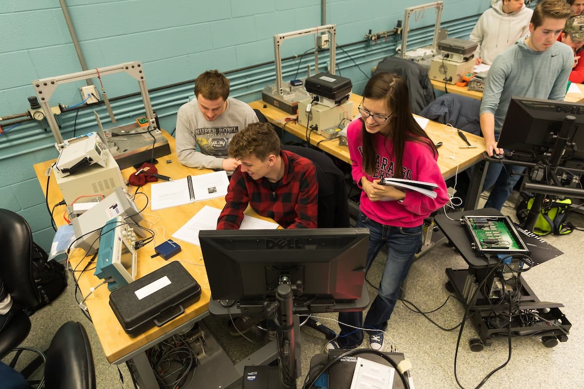 10 Jurusan Kuliah yang Berpeluang Dapat Gaji Tertinggi 10 Jurusan Kuliah yang Berpeluang Dapat Gaji Tertinggi