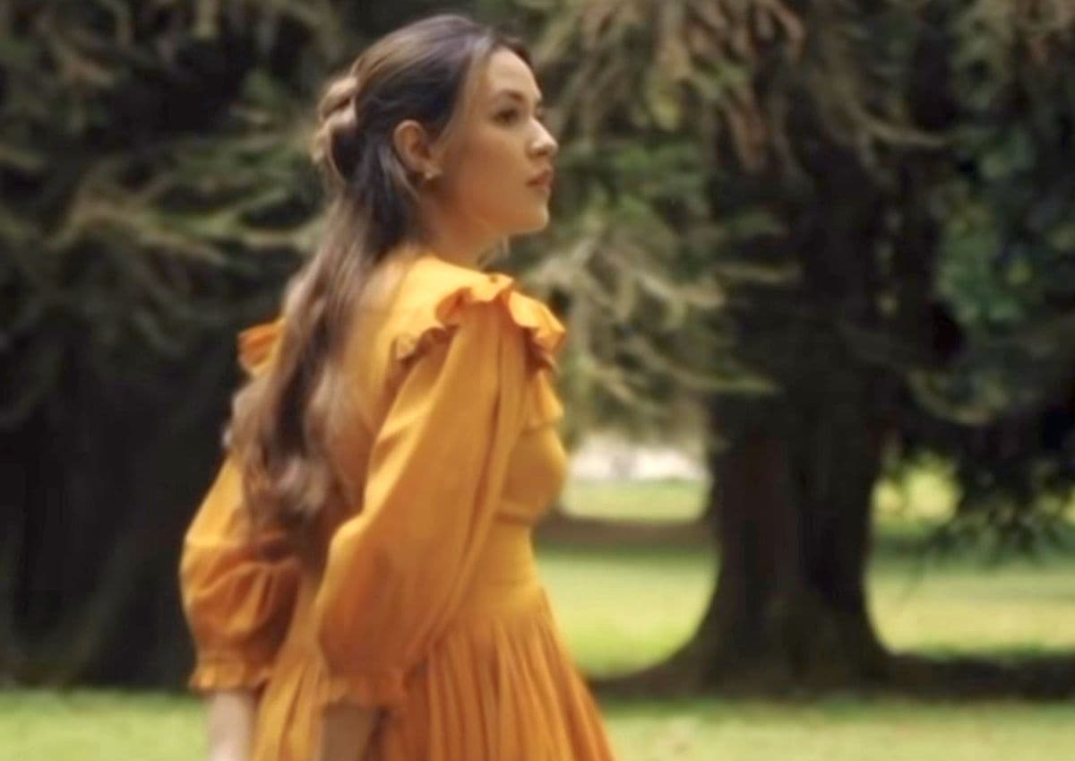 Potret Raisa Pakai Dress Oranye Gandeng Artis Malaysia Merqeen Potret Raisa Pakai Dress Oranye Gandeng Artis Malaysia Merqeen