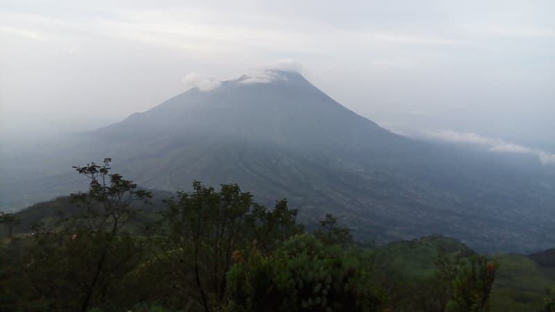 Mengapa Disebut Gunung Merapi? Simak Asal-usul dan Mitos di Baliknya Mengapa Disebut Gunung Merapi? Simak Asal-usul dan Mitos di Baliknya