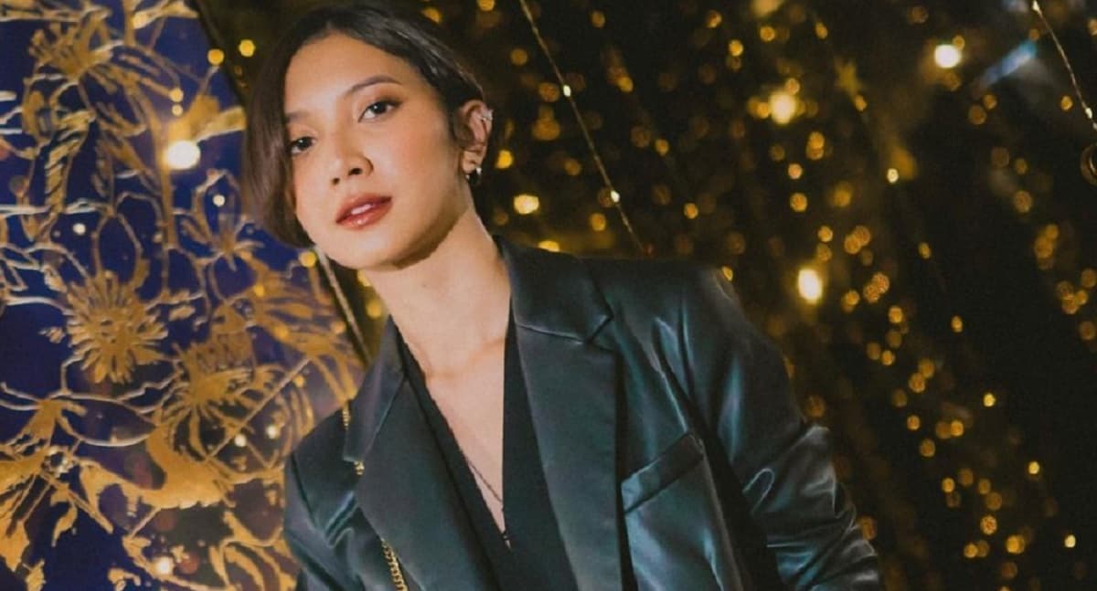 Potret Sheila Dara, Edgy dan Nyentrik dengan Rambut Biru Elektrik Potret Sheila Dara, Edgy dan Nyentrik dengan Rambut Biru Elektrik