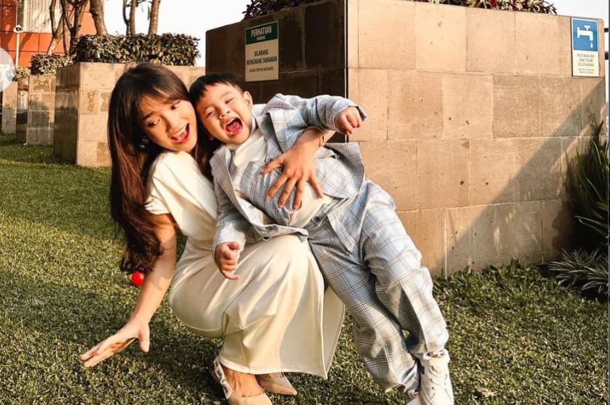 Potret Masa Kecil Fuji Menggemaskan, Wajahnya Mirip Gala Sky Potret Masa Kecil Fuji Menggemaskan, Wajahnya Mirip Gala Sky