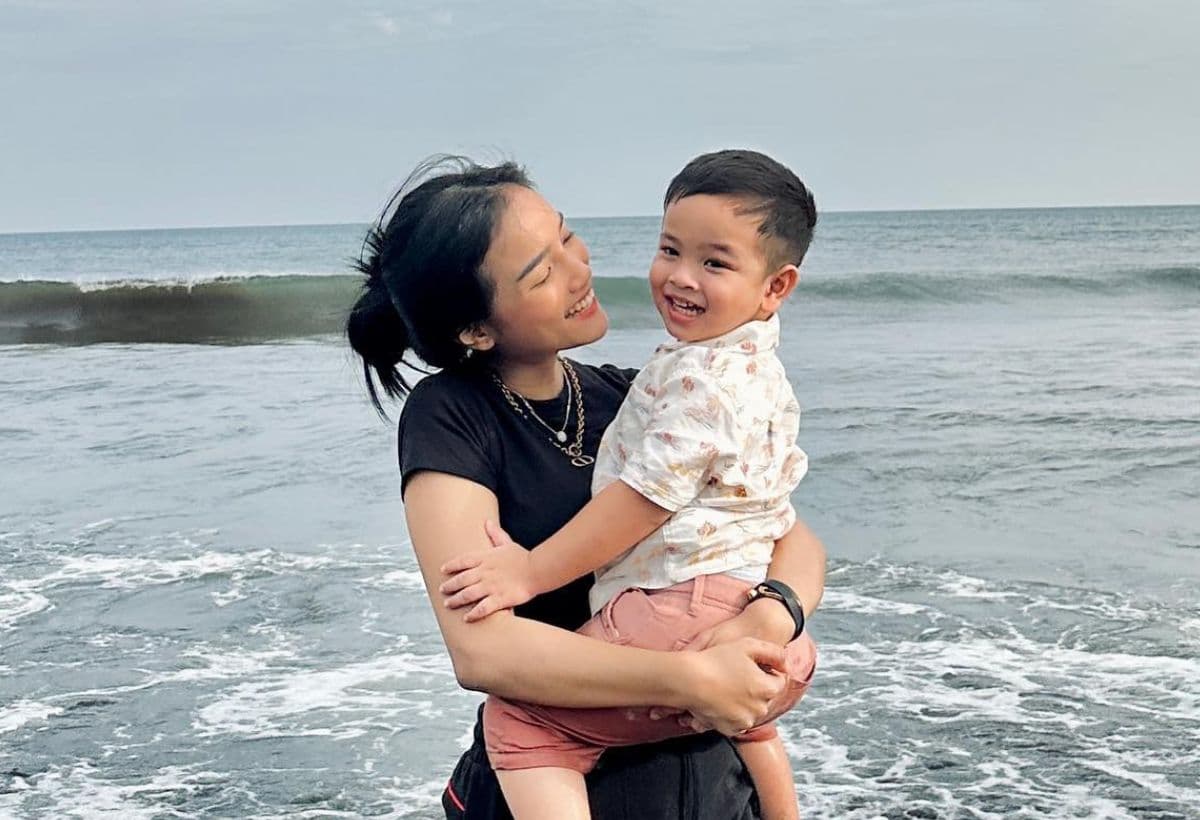 Potret Fuji Bareng Gala Sky, Asyik Liburan bak Mama Muda Potret Fuji Bareng Gala Sky, Asyik Liburan bak Mama Muda