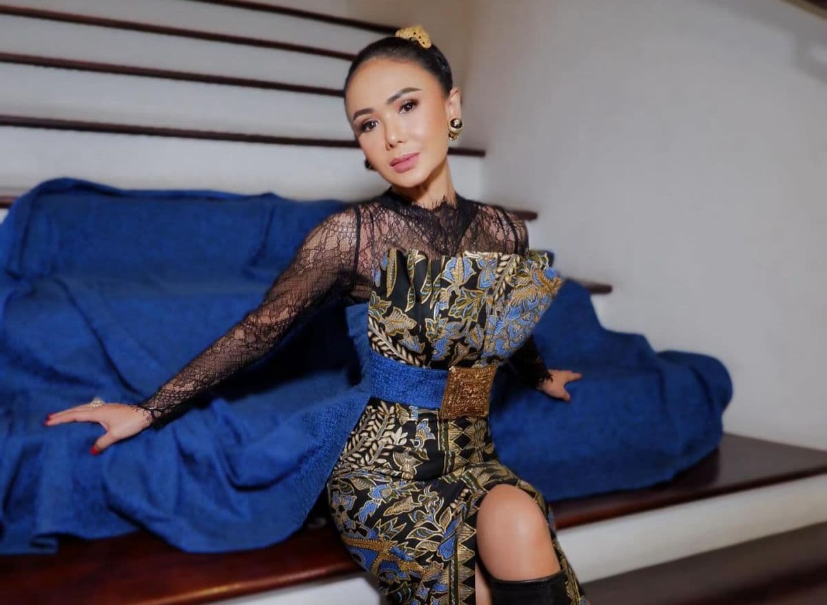 3 Potret Terbaru Yuni Shara Pakai Batik, Anggun Banget! 3 Potret Terbaru Yuni Shara Pakai Batik, Anggun Banget!