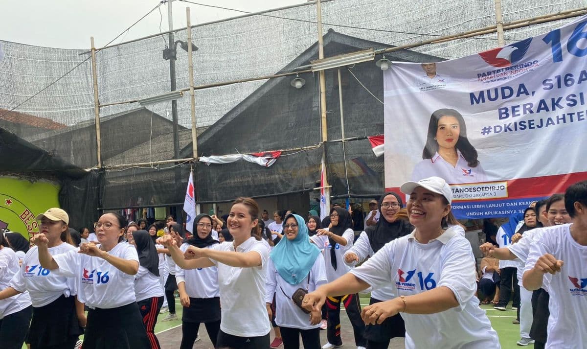 Caleg Perindo Dian Mirza Gelar Senam Sehat dan Bazar Minyak Goreng untuk Warga Cengkareng Caleg Perindo Dian Mirza Gelar Senam Sehat dan Bazar Minyak Goreng untuk Warga Cengkareng