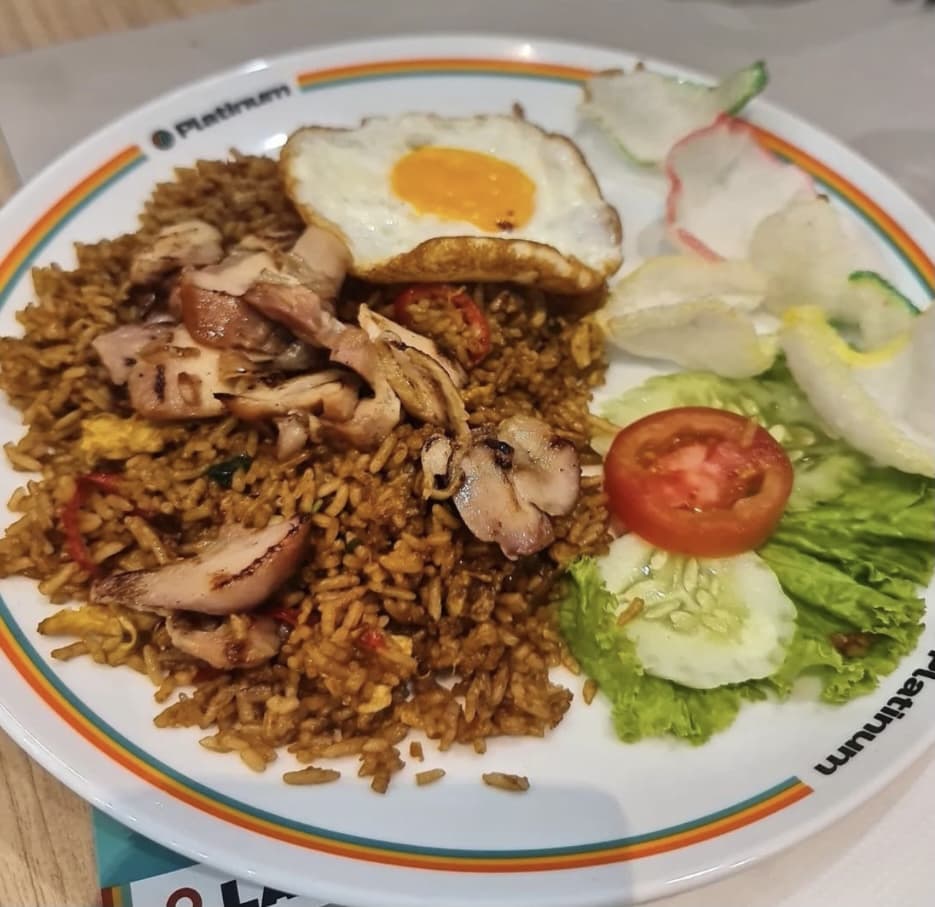 Ajaib! Ada Nasi Goreng Setengah Kilo di Platinum Resto & Cafe Ajaib! Ada Nasi Goreng Setengah Kilo di Platinum Resto & Cafe