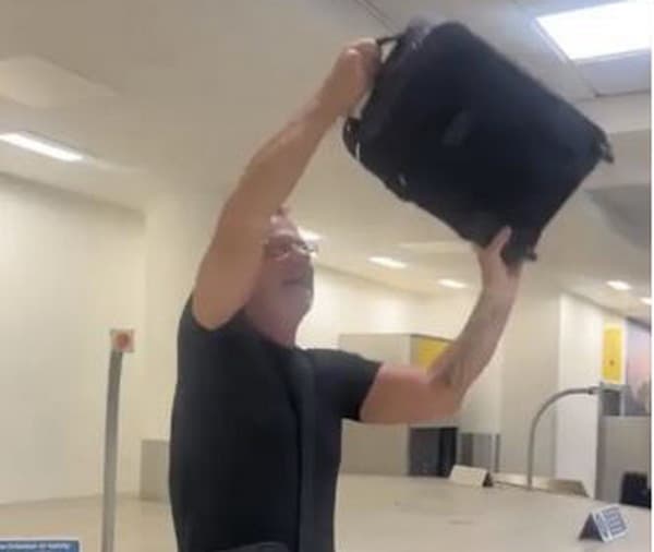 Viral! Tak Sabar Nunggu Koper Keluar, Pria Ini Ancam BAB di Conveyor Belt Bandara Viral! Tak Sabar Nunggu Koper Keluar, Pria Ini Ancam BAB di Conveyor Belt Bandara