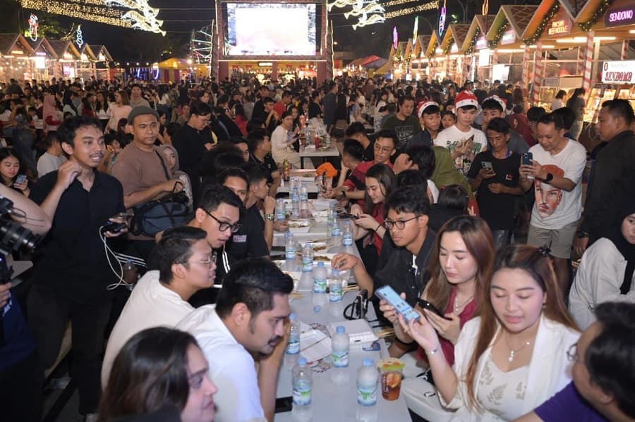 Alam Ganjar Santap Sate Sat Set saat Kunjungi Pakuwon Mall Surabaya Alam Ganjar Santap Sate Sat Set saat Kunjungi Pakuwon Mall Surabaya