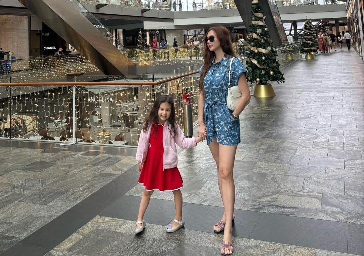 Potret Hot Mom Aura Kasih Liburan Bareng Anak, Gemes Banget! Potret Hot Mom Aura Kasih Liburan Bareng Anak, Gemes Banget!