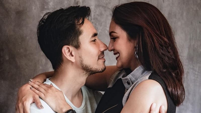 Pesan Manis Darius Sinathrya untuk Donna Agnesia di Anniversary Pernikahan ke-17 Pesan Manis Darius Sinathrya untuk Donna Agnesia di Anniversary Pernikahan ke-17