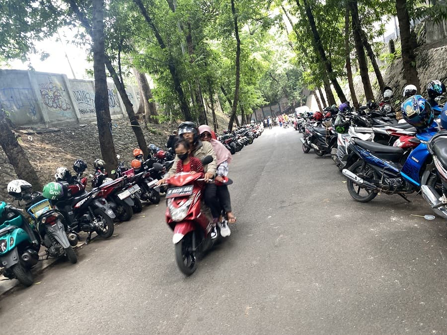 Ragunan Diserbu Pengunjung, Jalanan Jadi Tempat Parkir Dadakan Ragunan Diserbu Pengunjung, Jalanan Jadi Tempat Parkir Dadakan
