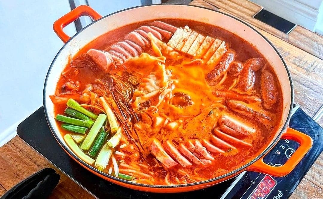 Resep Sarapan Budae Jjigae, Sup Tentara Korea yang Penuh Gizi Resep Sarapan Budae Jjigae, Sup Tentara Korea yang Penuh Gizi