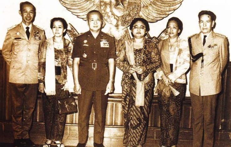 Ketika Jenderal Jujur Hoegeng Dibikin Menangis oleh Soeharto Ketika Jenderal Jujur Hoegeng Dibikin Menangis oleh Soeharto